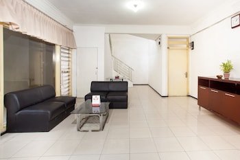 OYO 143 Dukuh Kupang Residence