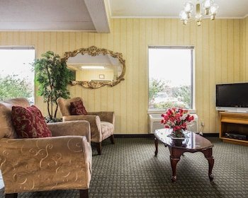 Econo Lodge Inn & Suites