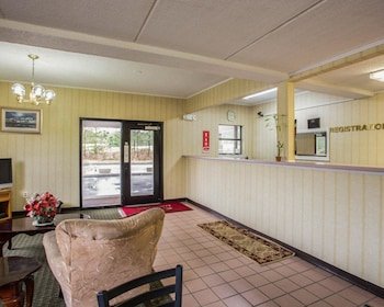 Econo Lodge Inn & Suites