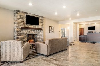 Cobblestone Hotel & Suites - Newport