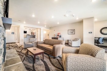 Cobblestone Hotel & Suites - Newport