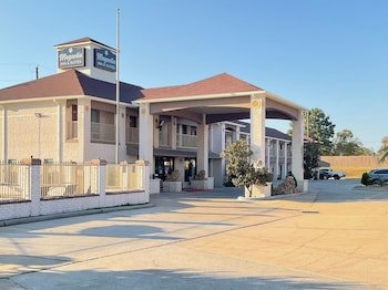 Magnolia Inn And Suites