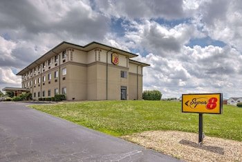 Super 8 by Wyndham Waterloo