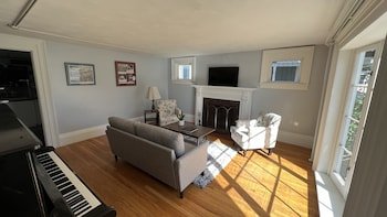 Colonial Inn & Motel