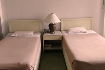 Amorsolo Mansion Apartments And Suites