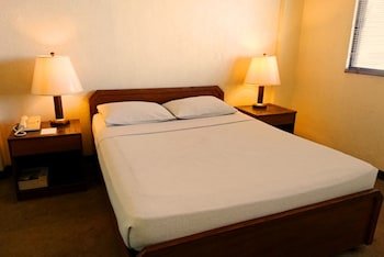 Amorsolo Mansion Apartments And Suites