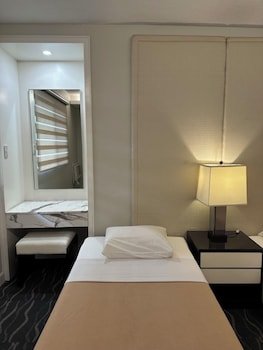 Amorsolo Mansion Apartments And Suites