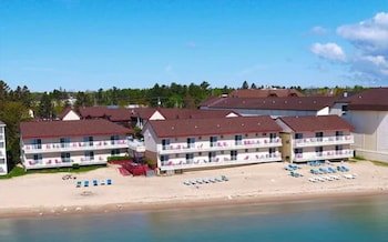 Super 8 by Wyndham Mackinaw City/Beachfront Area