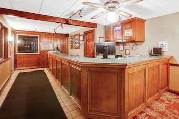 Super 8 by Wyndham Mackinaw City/Beachfront Area