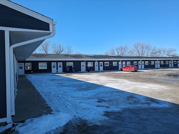 Thunderhill Motel and Suites