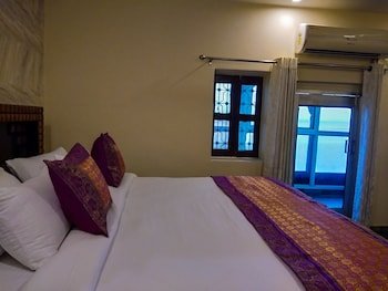 Dwivedi Hotels Palace On Steps