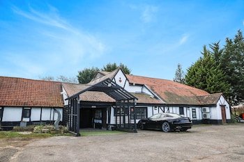 Tudor Oaks Lodge Stevenage North by OYO Rooms