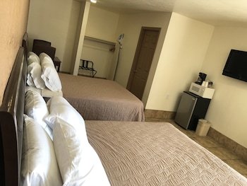 Toppers Motel