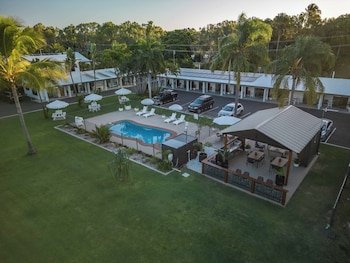 Kinka Palms Beachfront Apartments / Motel