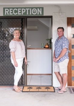 Kinka Palms Beachfront Apartments / Motel