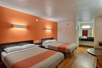 Motel 6 Tewksbury