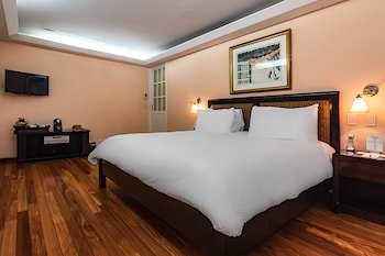 Gaia Hotel & Reserve