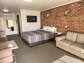 Country Roads Motor Inn