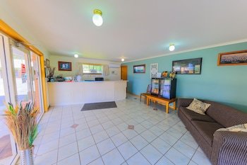 Country Roads Motor Inn