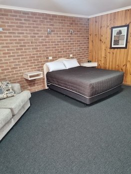 Country Roads Motor Inn