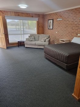 Country Roads Motor Inn