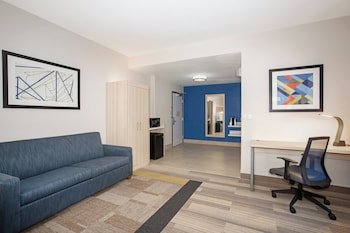 Holiday Inn Express & Suites Phoenix-Glendale