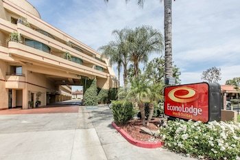 Econo Lodge Inn & Suites