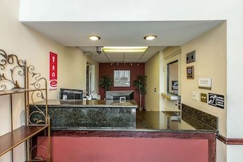 Econo Lodge Inn & Suites