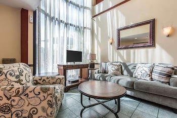 Econo Lodge Inn & Suites