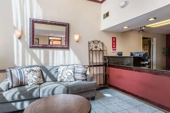 Econo Lodge Inn & Suites