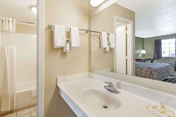 Days Inn by Wyndham Lenoir City