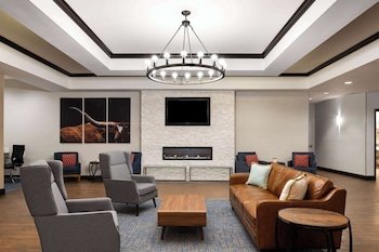 La Quinta Inn & Suites by Wyndham Denton - University Drive