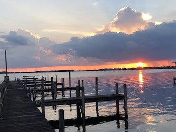 Lakeside Inn and Cafe