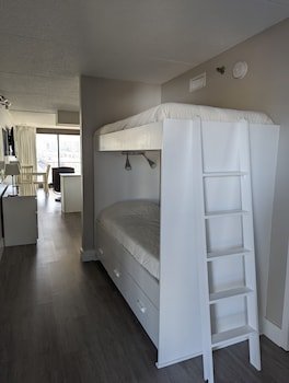 Harbor Inn