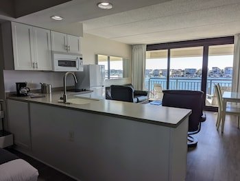 Harbor Inn