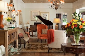 1906 Pine Crest Inn