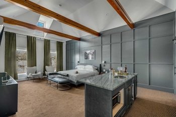 The Emerald Boutique Stays