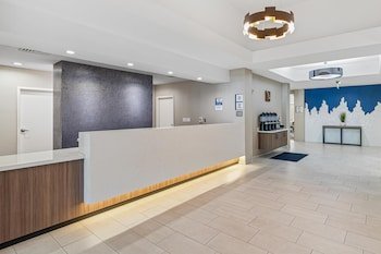 Best Western Valencia/Six Flags Inn & Suites
