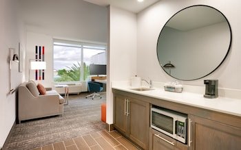 Hampton Inn & Suites Anaheim Resort Convention Center