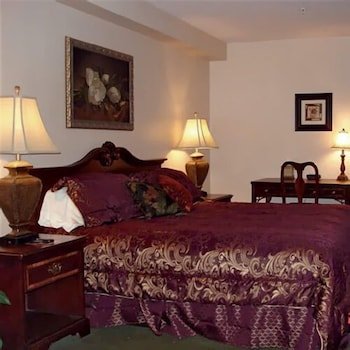 Golden Circle Inn & Suites
