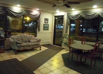 Golden Circle Inn & Suites