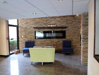 Travelodge by Wyndham Cleveland Lakewood