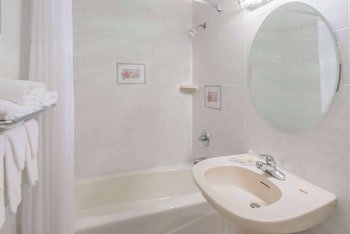 Days Inn by Wyndham Hicksville Long Island