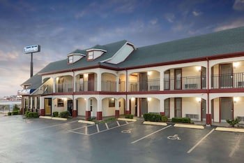 Travelodge Inn & Suites by Wyndham Norman