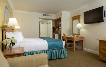 La Mer Beachfront Inn