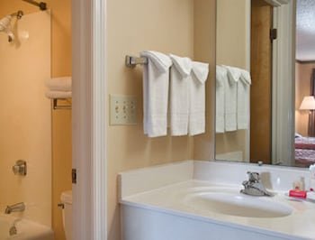 Red Roof Inn & Suites Cleveland