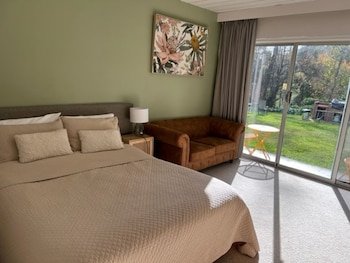 Riverbank Park Motel