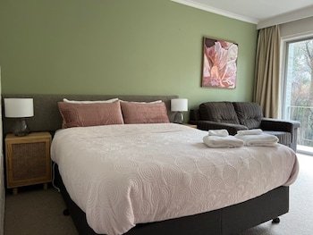 Riverbank Park Motel