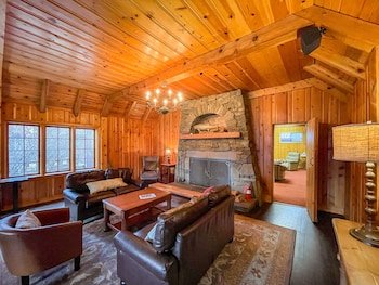 Lake Creek Lodge
