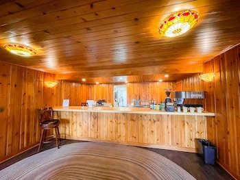 Lake Creek Lodge